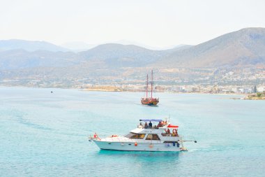 Denize yakın Girit sahil yat.