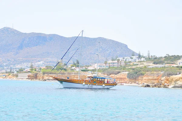 Yate en el mar cerca de la costa de Creta . —  Fotos de Stock