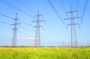 Kırsal kesimde güç hattı.