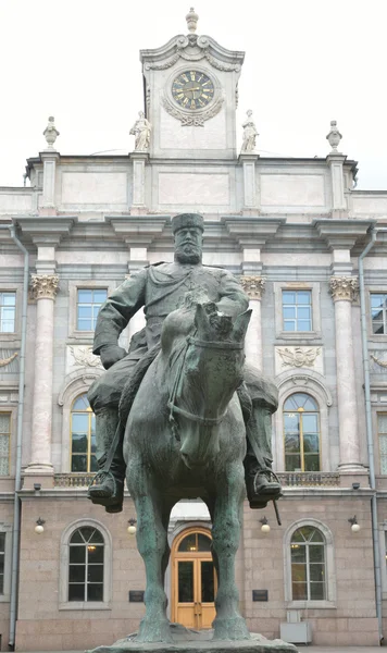 Palazzo di marmo e la statua dell'imperatore Alessandro III . — Foto Stock