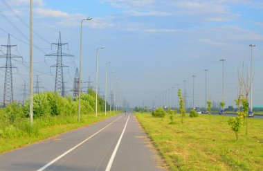 Bisiklet yolu yaz güneşli gün.