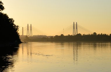 Kablo köprü ve Neva nehri kaldı..