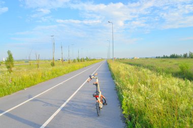 Bisiklet yolu yaz güneşli gün.