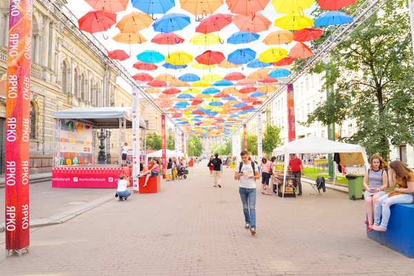 Guarda-chuvas flutuantes de beco . — Fotografia de Stock