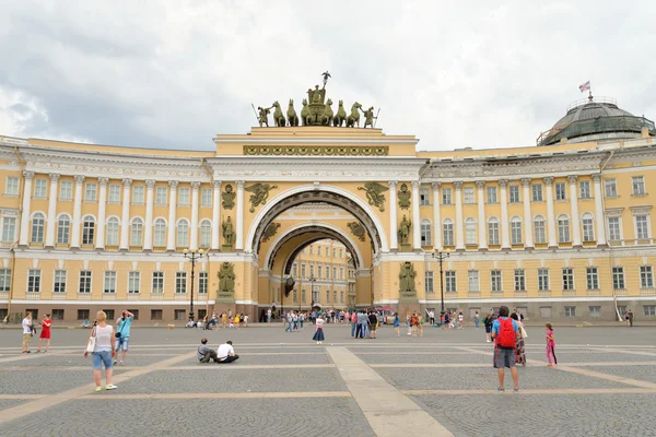 De generale staf Voortbouwend op Palace Square. — Stockfoto