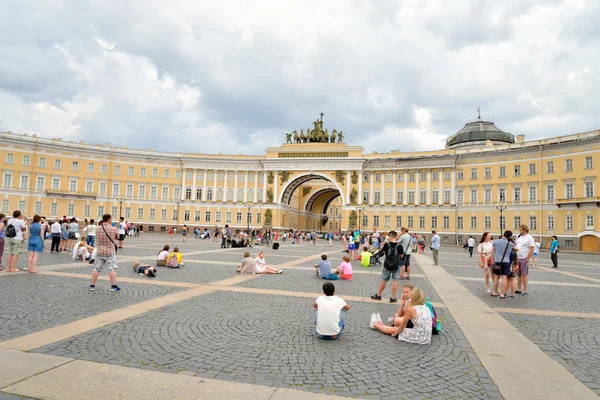 O edifício do Estado-Maior na Praça do Palácio . — Fotografia de Stock