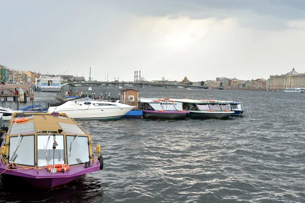 Barcos de recreio no rio Neva . — Fotografia de Stock