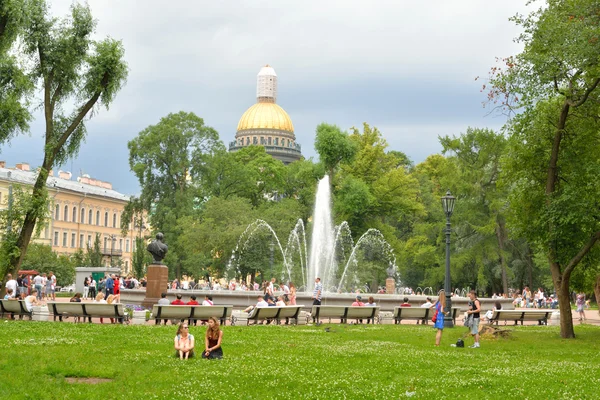 Alexandrovsky Garden and St. Isaac's Cathedral. — Stock Photo, Image