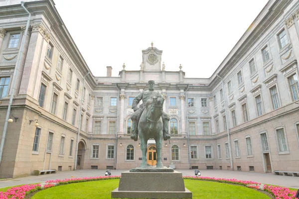 Marble Palace en het standbeeld van keizer Alexander Iii. — Stockfoto