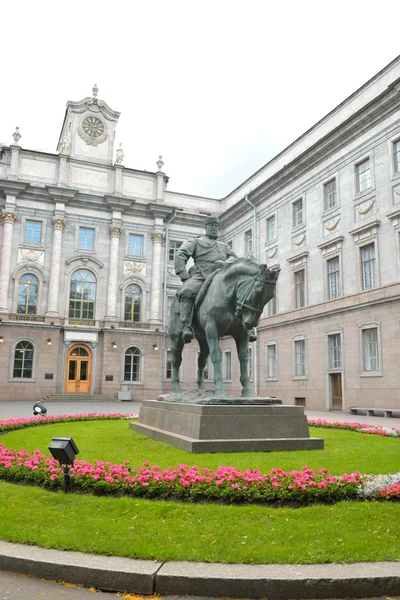 Marble Palace en het standbeeld van keizer Alexander Iii. — Stockfoto