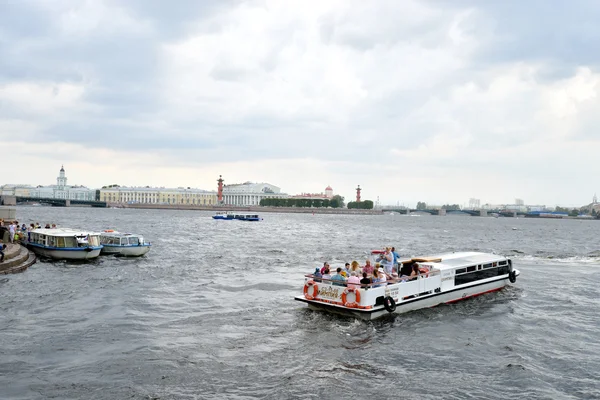 Barcos de recreo en el río Neva . — Foto de Stock