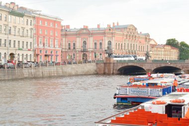 Fontanka Nehri üzerinde zevk tekneler.