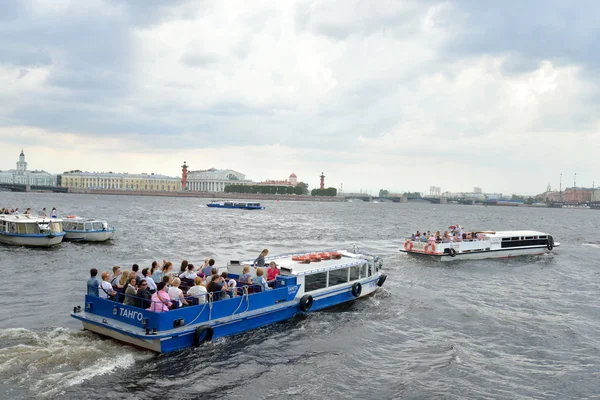 Pleziervaartuigen aan de rivier de Neva. — Stockfoto