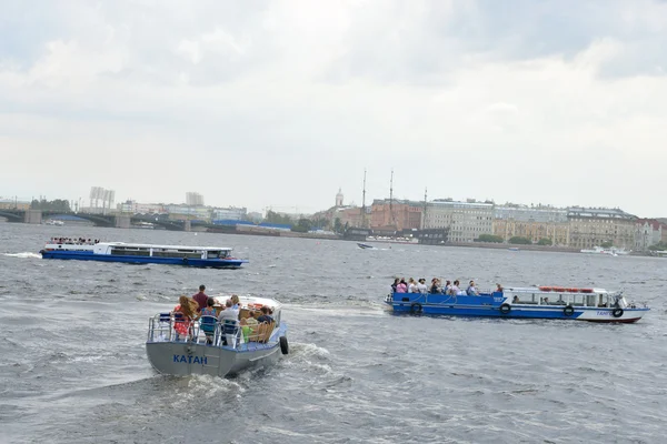 Pleziervaartuigen aan de rivier de Neva. — Stockfoto