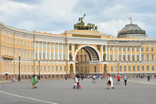 O edifício do Estado-Maior na Praça do Palácio . — Fotografia de Stock