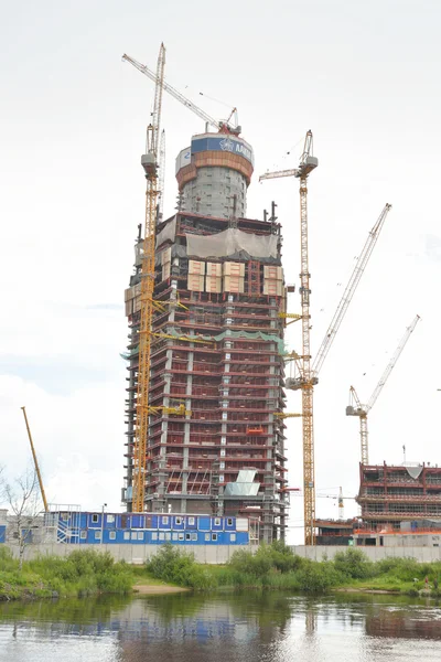 Sob arranha-céus de construção Lakhta Center . — Fotografia de Stock