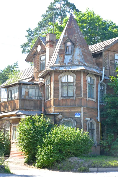 El antiguo edificio de madera en el pueblo de Lisy Nos . —  Fotos de Stock