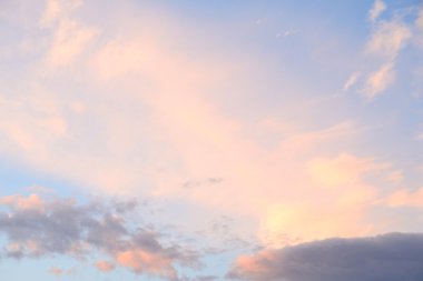 Bulut gökyüzü günbatımı.