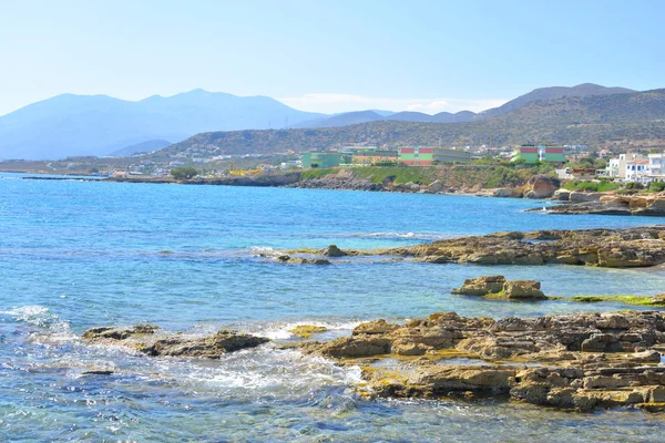 岩石在克里特海岸海. — 图库照片