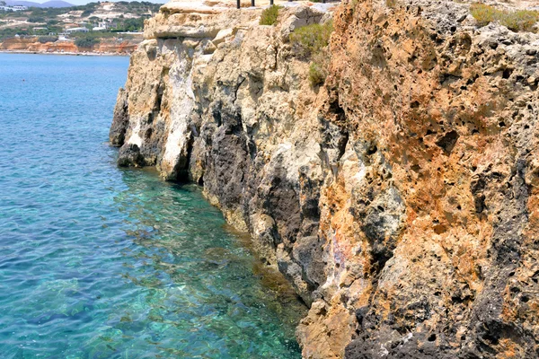 Felsen an der Küste des kretischen Meeres. — Stockfoto