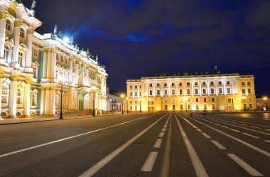 Palace Meydanı'nın görünümü geceleri.