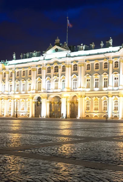 Pohled na zimní palác v noci. — Stock fotografie