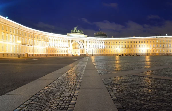 O edifício do Estado-Maior na Praça do Palácio . — Fotografia de Stock