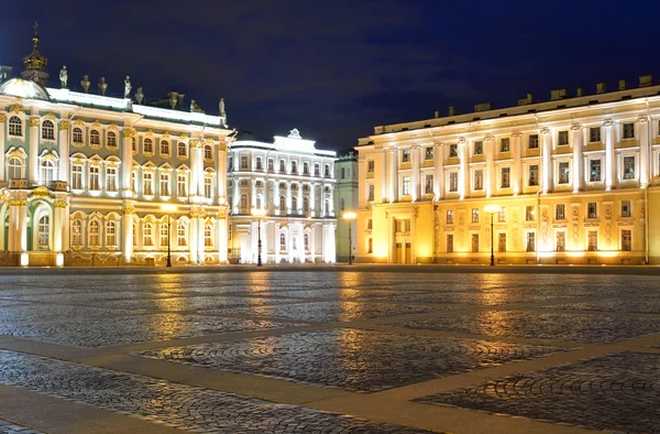 Utsikt över Palatstorget på natten. — Stockfoto