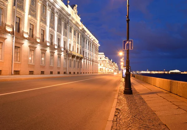 Mramorové paláce a nábřeží řeky Něvy. — Stock fotografie