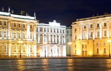Palace Meydanı'nın görünümü geceleri.