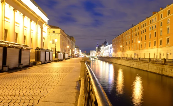 Zobacz kanał Gribojedowa w nocy. — Zdjęcie stockowe