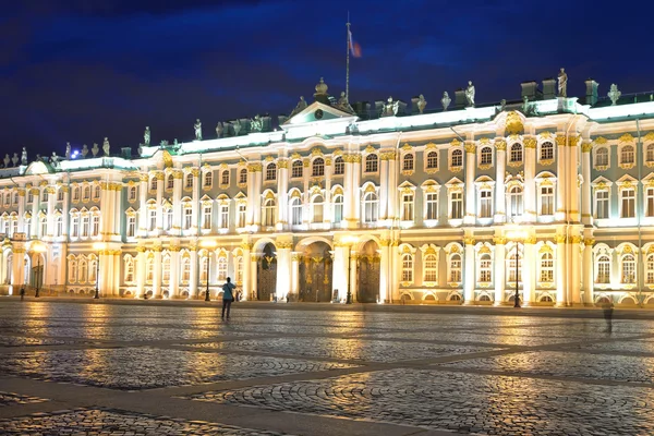 Vista del Palacio de Invierno por la noche. —  Fotos de Stock