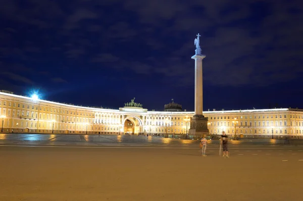 Het General Staff gebouw en Alexander kolom op Palace Square. — Stockfoto