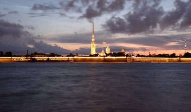 Peter ve Paul Fortress güneş doğmadan önce.