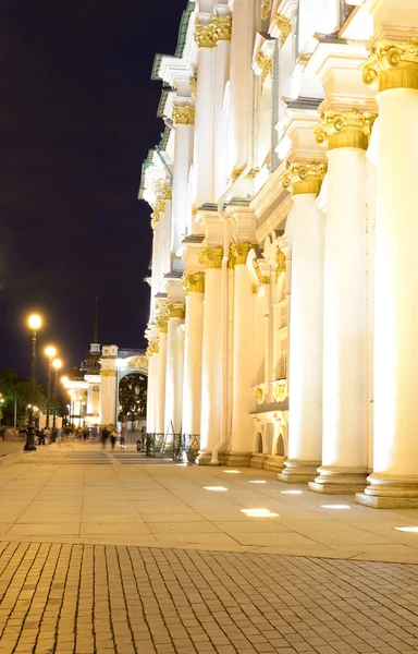 Vue du Palais d'Hiver la nuit. — Photo