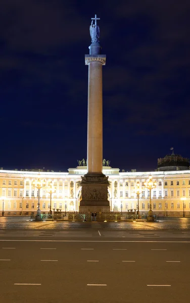 O edifício do Estado-Maior e a coluna de Alexandre na Praça do Palácio. — Fotografia de Stock