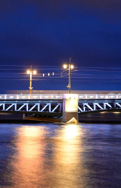 Palácový most v noci. — Stock fotografie