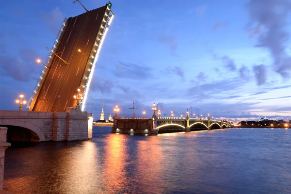Puente Trinity por la noche. —  Fotos de Stock