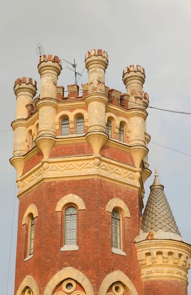 Watertoren in gotische stijl. — Stockfoto
