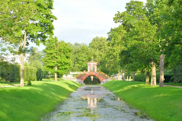 Ponte incrociato e canale cinese ad Alexander Park . — Foto Stock