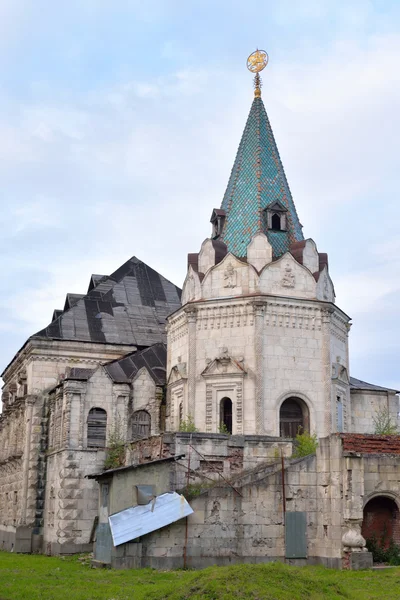 Verlaten gebouw in Feodorovsky gorodok — Stockfoto