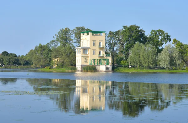 Holguin pawilon w mieście Peterhof. — Zdjęcie stockowe