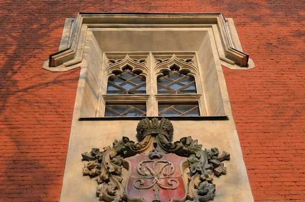 Vieja ventana en el estilo del gótico inglés . — Foto de Stock