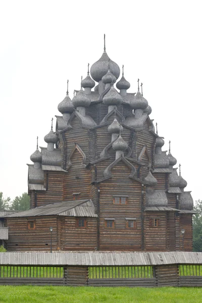 Dřevěný kostel na přímluvu nedaleko Petrohradu. — Stock fotografie