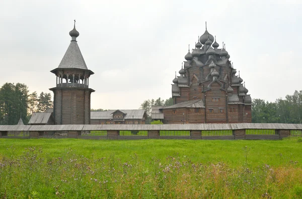 Het complexe landhuis Bogoslovka in de buurt van St. Petersburg. — Stockfoto