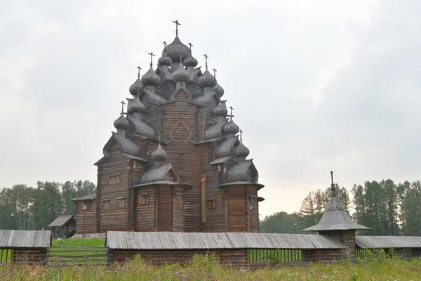 Houten kerk van de voorbede in de buurt van St. Petersburg. — Stockfoto