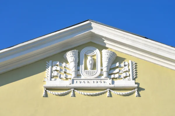 Bas-relief on building, Metallostroy. — Stock Photo, Image