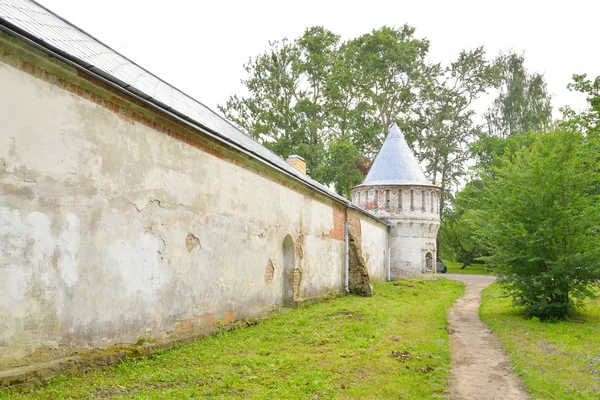 Verlassenes Gebäude in feodorovsky gorodok. — Stockfoto