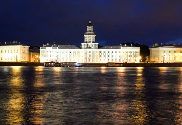 Vista di University Embankment di notte . — Foto Stock