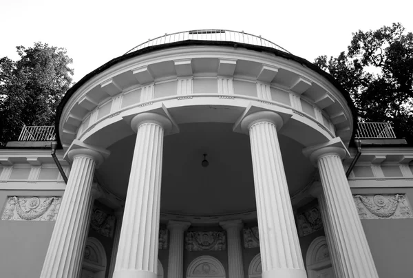 Colonnes du pavillon sur l'île Yelagin à Saint-Pétersbourg . — Photo